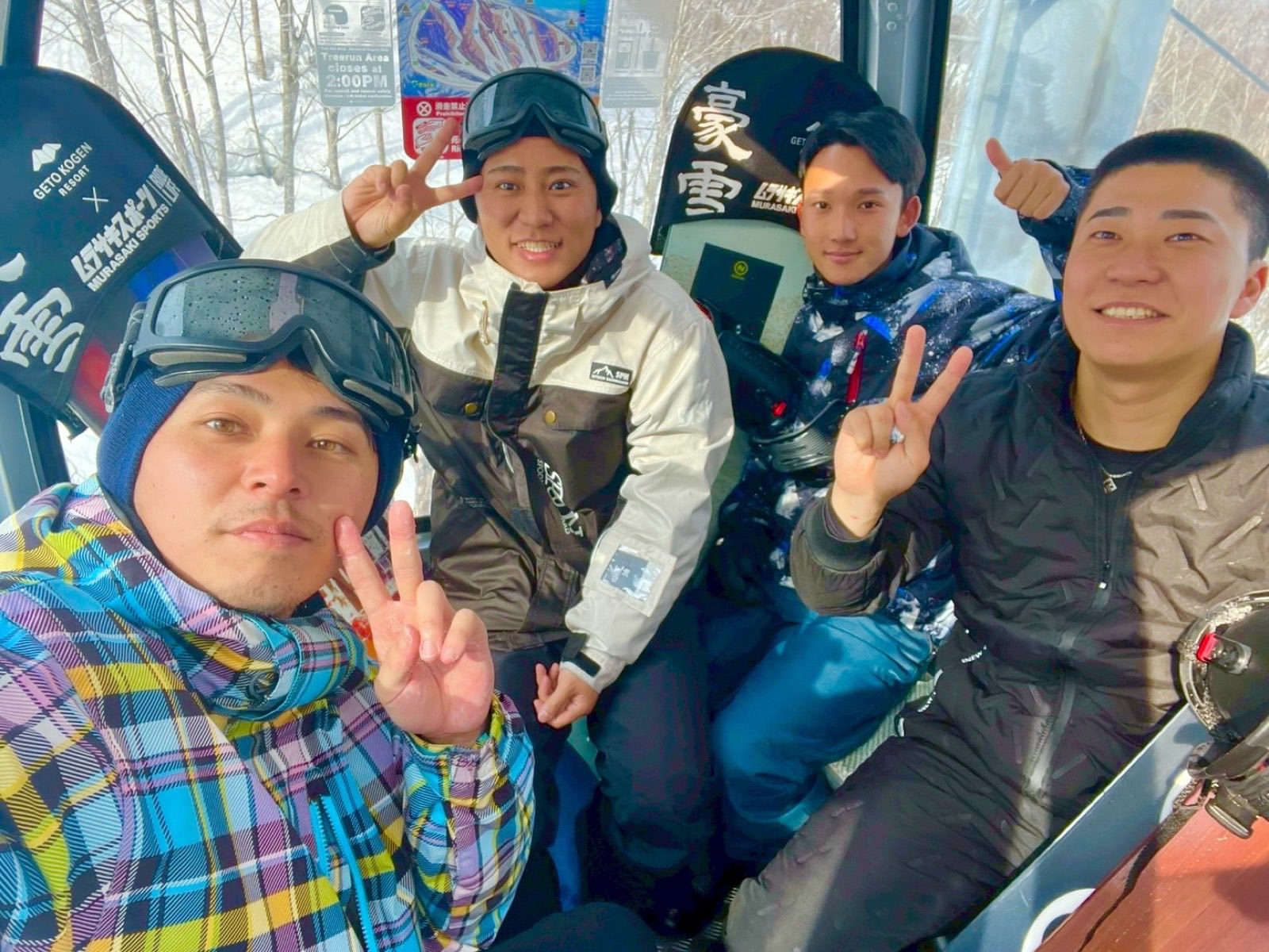 スノーボード旅行でゴンドラに乗る社員たち